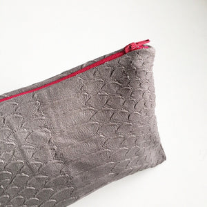 Clutch i præget lammeskind med pink lynlås. - TrikkerDesign