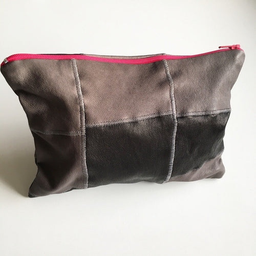 Clutch i sammensat lammeskind med pink lynlås. - TrikkerDesign