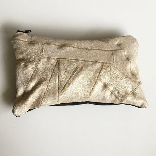 Clutch af sammensyede stykker “guld” skind. - TrikkerDesign