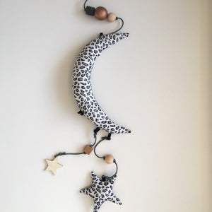 Måne uro i hvid med leopard prikker - TrikkerDesign