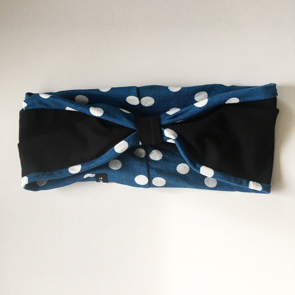 Pandebånd i blå jersey med sort sløjfe og hvide prikker - TrikkerDesign