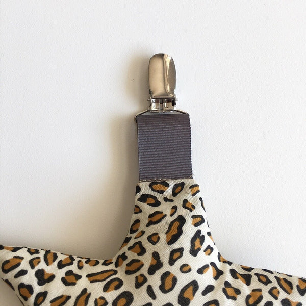 Barnevogns clips med Leopard stjerne - TrikkerDesign