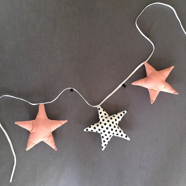 Ophæng med stjerner i lyserød og prikker - TrikkerDesign