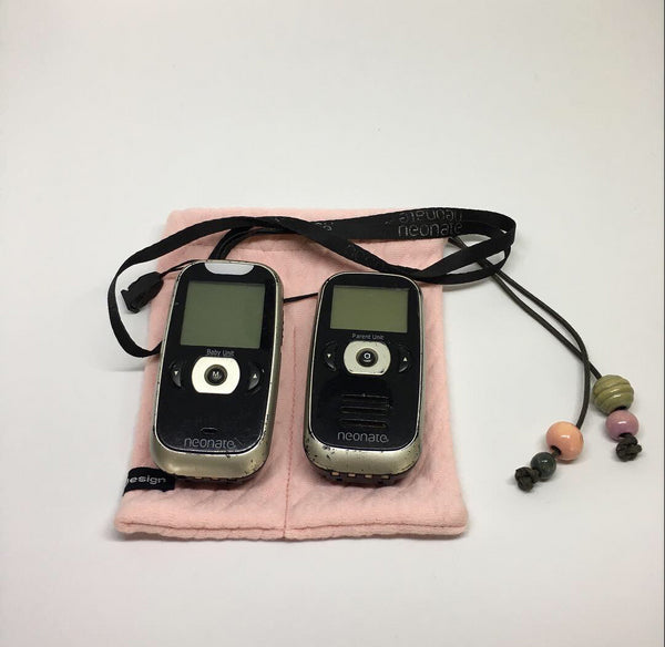 Babyalarm pose i lyserød med sort snor - TrikkerDesign