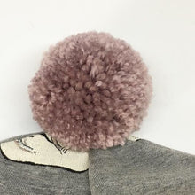 Indlæs billede til gallerivisning Pige hue med svaner og pom pom. Str.4-10 år. - TrikkerDesign
