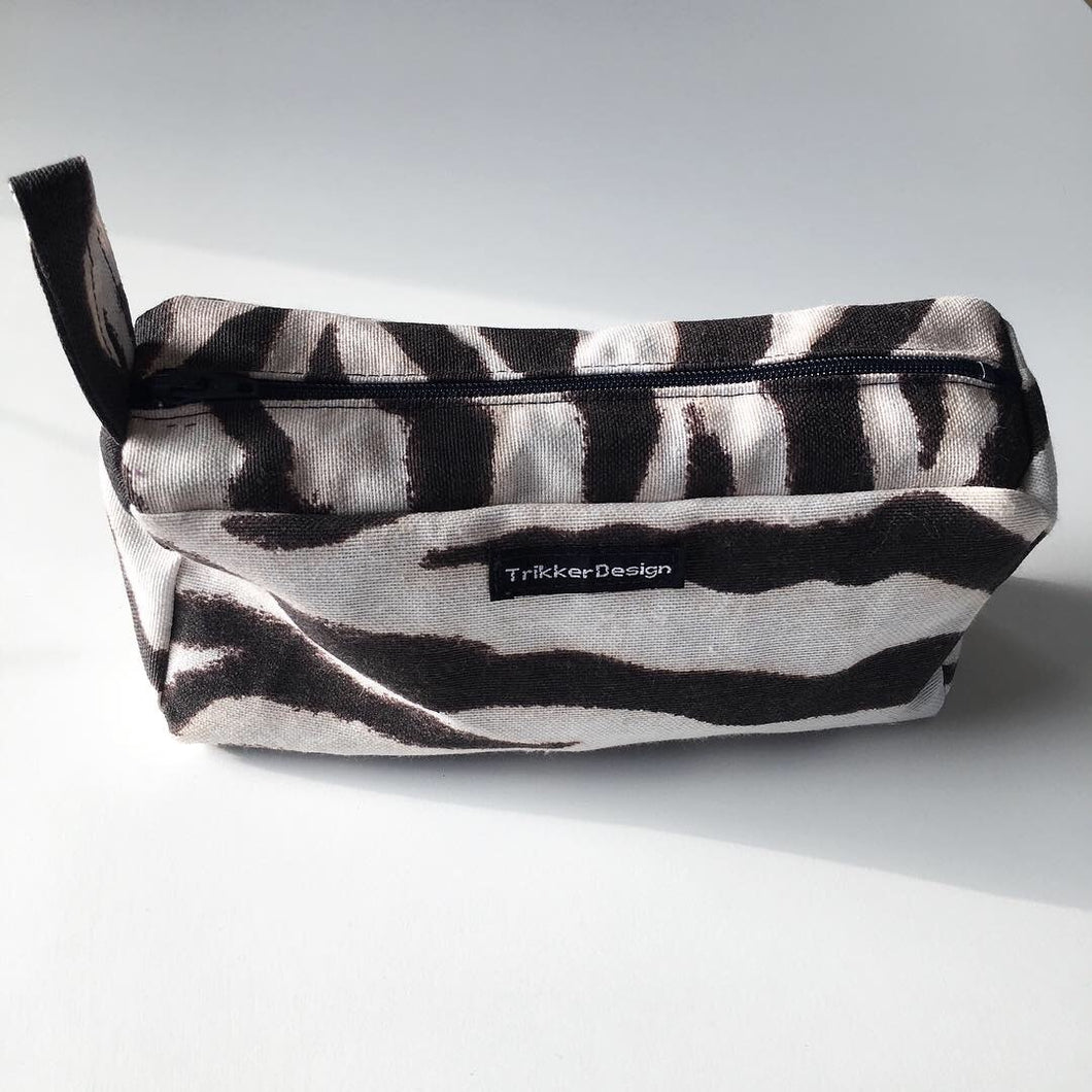 Lille toilettaske med zebra print - TrikkerDesign