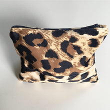 Indlæs billede til gallerivisning Lille kosmetik pung/pung i leopard velour. - TrikkerDesign
