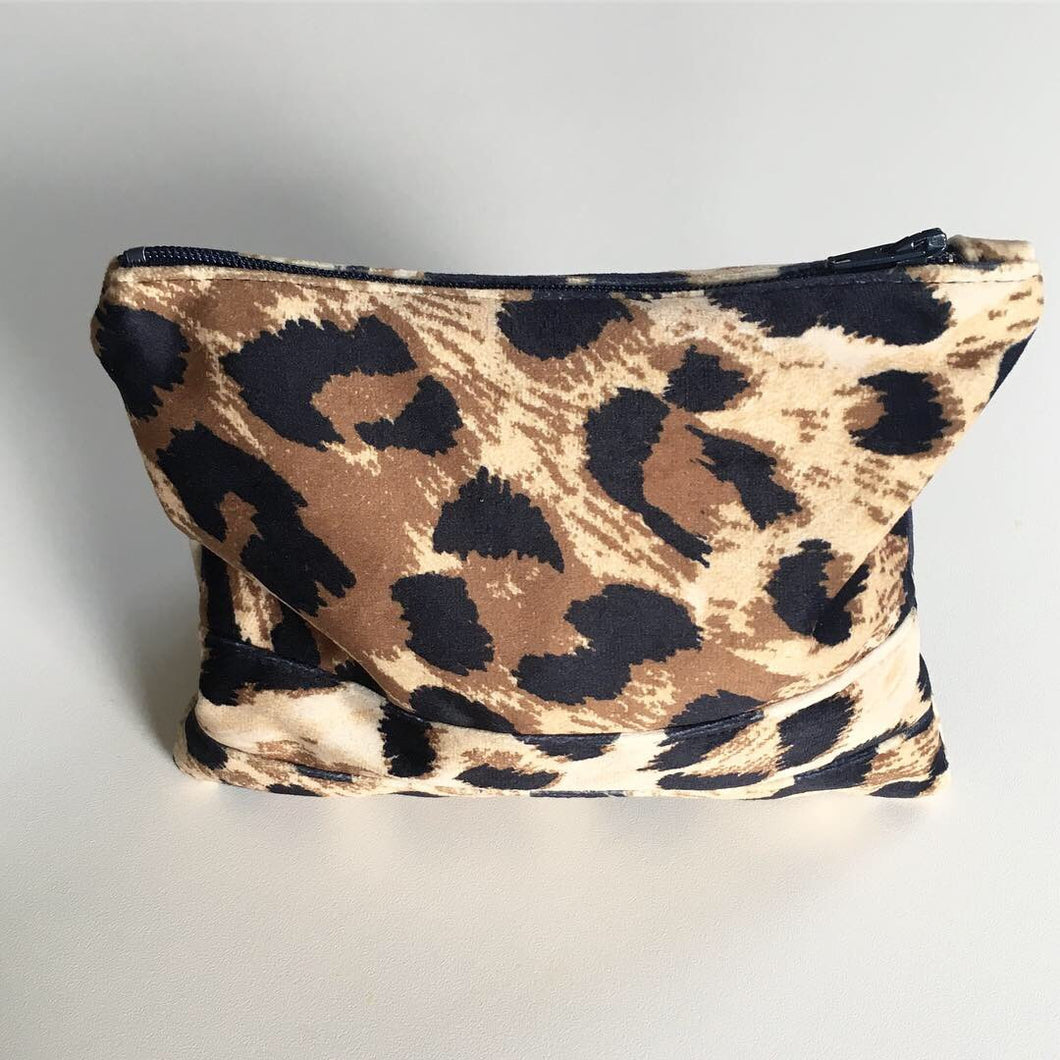 Lille kosmetik pung/pung i leopard velour. - TrikkerDesign