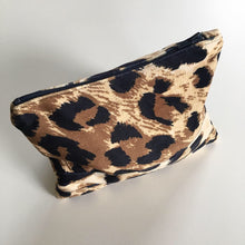 Indlæs billede til gallerivisning Lille kosmetik pung/pung i leopard velour. - TrikkerDesign
