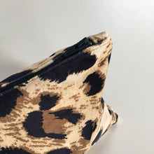 Indlæs billede til gallerivisning Lille kosmetik pung/pung i leopard velour. - TrikkerDesign
