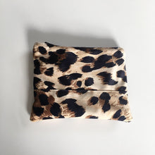 Indlæs billede til gallerivisning Lille kosmetik pung/pung i leopard velour. - TrikkerDesign
