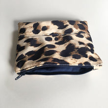 Indlæs billede til gallerivisning Lille kosmetik pung/pung i leopard velour. - TrikkerDesign
