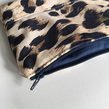 Indlæs billede til gallerivisning Lille kosmetik pung/pung i leopard velour. - TrikkerDesign
