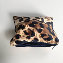 Indlæs billede til gallerivisning Lille kosmetik pung/pung i leopard velour. - TrikkerDesign
