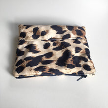 Indlæs billede til gallerivisning Lille kosmetik pung/pung i leopard velour. - TrikkerDesign
