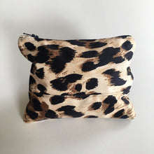 Indlæs billede til gallerivisning Lille kosmetik pung/pung i leopard velour. - TrikkerDesign
