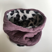 Indlæs billede til gallerivisning Halsedisse i blødt violet stretch med leopard fleece - TrikkerDesign
