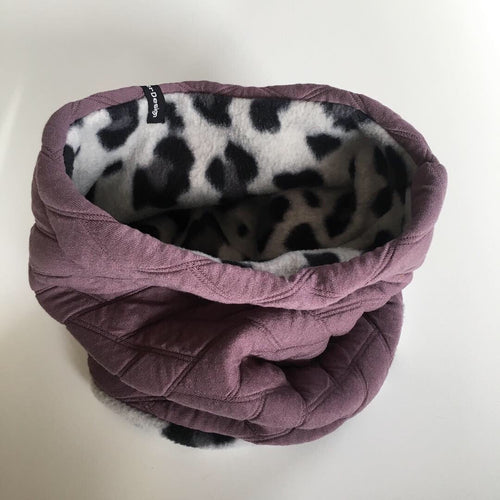 Halsedisse i blødt violet stretch med leopard fleece - TrikkerDesign