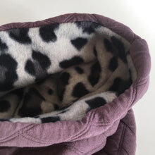 Indlæs billede til gallerivisning Halsedisse i blødt violet stretch med leopard fleece - TrikkerDesign
