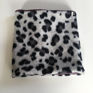 Halsedisse i blødt violet stretch med leopard fleece - TrikkerDesign