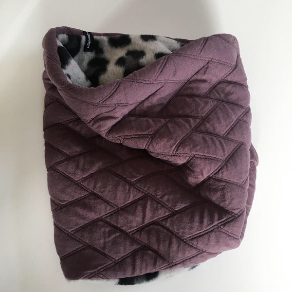 Halsedisse i blødt violet stretch med leopard fleece - TrikkerDesign