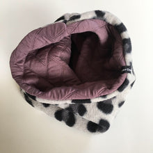 Indlæs billede til gallerivisning Halsedisse i blødt violet stretch med leopard fleece - TrikkerDesign
