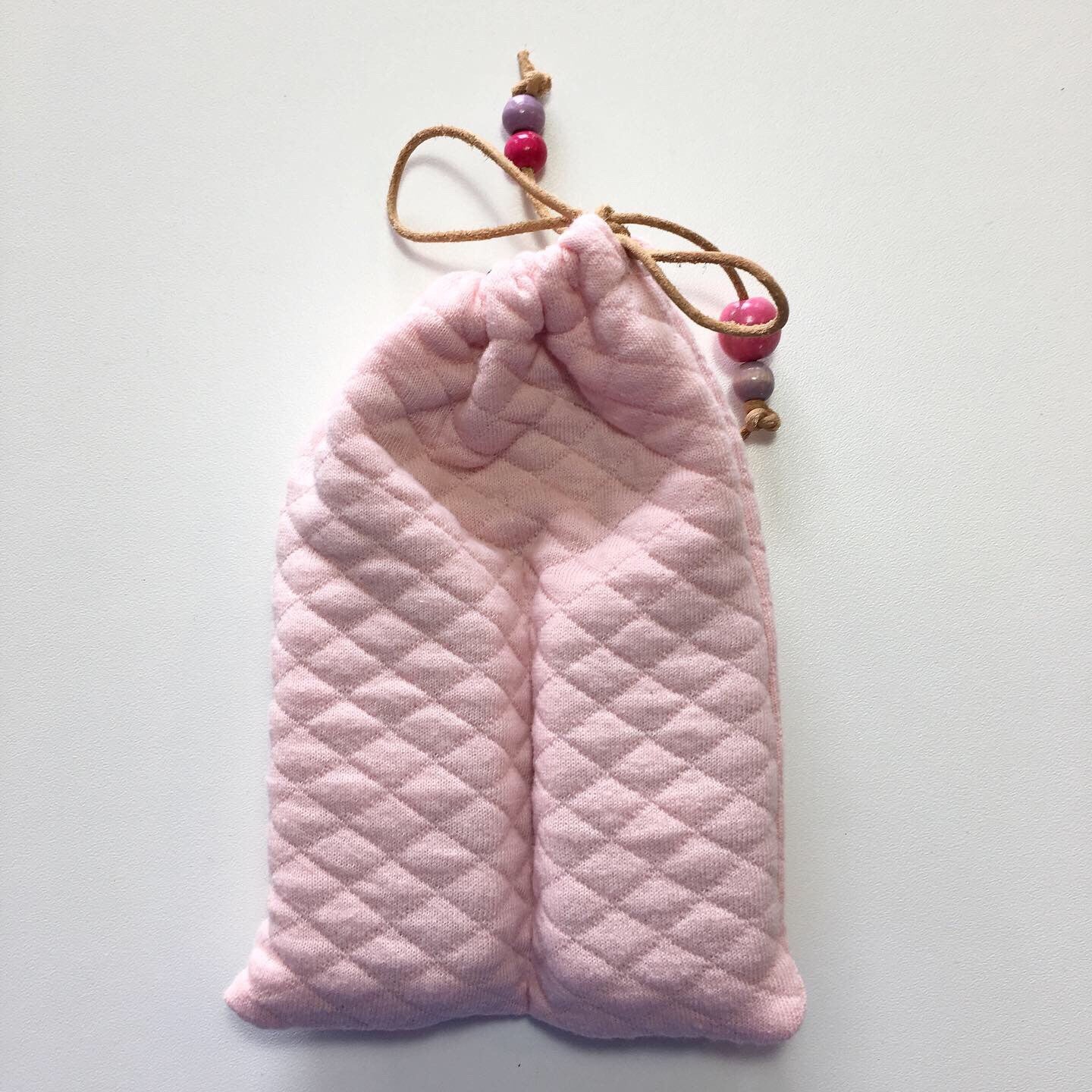 Babyalarm pose i lyserød med nude snor - TrikkerDesign