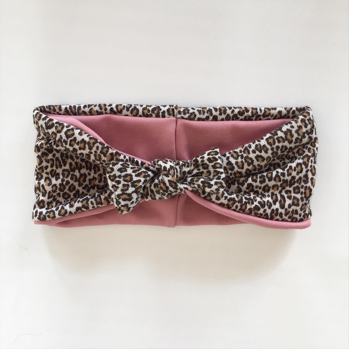 Pandebånd i fint leopard strik med rosa stretch - TrikkerDesign