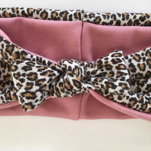 Pandebånd i fint leopard strik med rosa stretch - TrikkerDesign