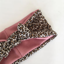 Indlæs billede til gallerivisning Pandebånd i fint leopard strik med rosa stretch - TrikkerDesign
