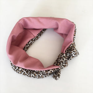 Pandebånd i fint leopard strik med rosa stretch - TrikkerDesign