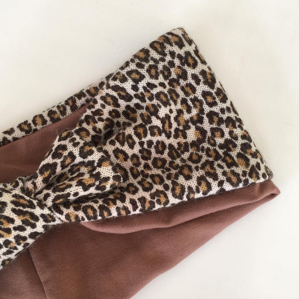 Pandebånd i leopard strik med mocca stretch - TrikkerDesign