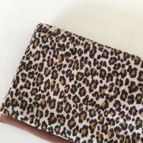 Pandebånd i leopard strik med mocca stretch - TrikkerDesign