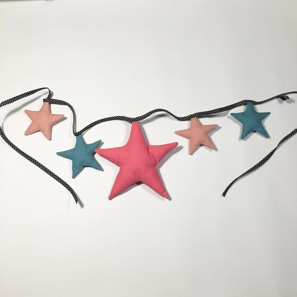 Ophæng med stjerner i lyserød, blå og baby lyserød - TrikkerDesign