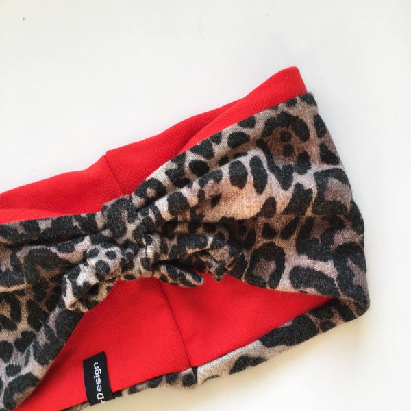 Pandebånd i leopard strik og rød jersey.