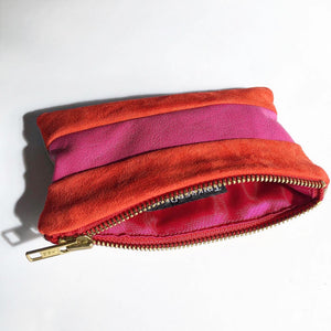 Lille clutch i pink og rødt skind.