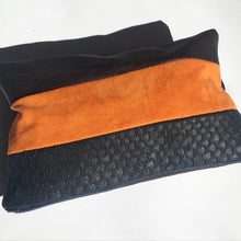 Indlæs billede til gallerivisning Lille clutch i præget blåt skind og orange. Sort og plum skind.
