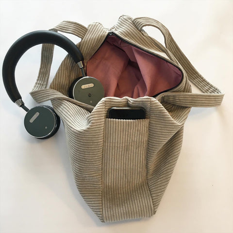 Håndtaske i nude fløjl med mørk rosa foer. - TrikkerDesign