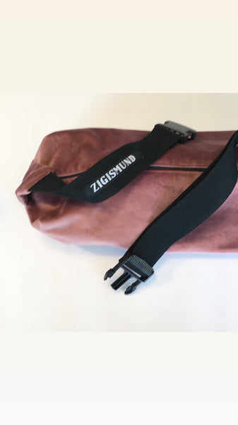 Crossbody bag/pusletaske i mørk rosa velour - TrikkerDesign