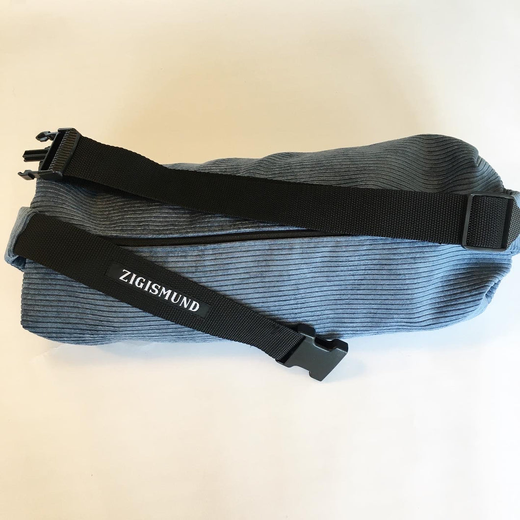 Crossbody bag/ pusletaske i lyseblå fløjl - TrikkerDesign