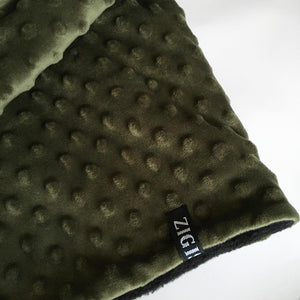 Halsedisse i minky army fleece med sort