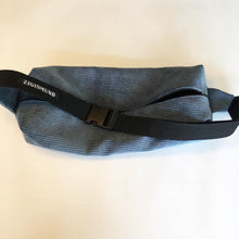 Indlæs billede til gallerivisning Crossbody bag/ pusletaske i lyseblå fløjl - TrikkerDesign
