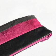 Indlæs billede til gallerivisning Lille clutch i grå, sort og pink skind.
