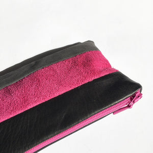 Lille clutch i grå, sort og pink skind.