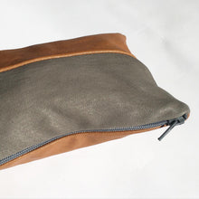 Indlæs billede til gallerivisning Lille clutch i gråt, nude og cognac skind.
