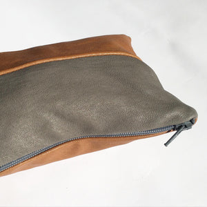 Lille clutch i gråt, nude og cognac skind.