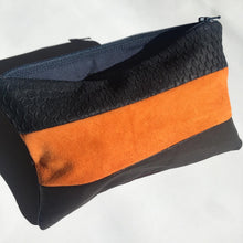 Indlæs billede til gallerivisning Lille clutch i præget blåt skind og orange. Sort og plum skind.
