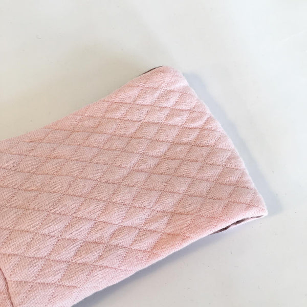 Pandebånd i lyserød quilt med mocca stretch - TrikkerDesign
