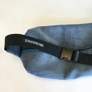 Crossbody bag/ pusletaske i lyseblå fløjl - TrikkerDesign