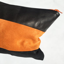 Indlæs billede til gallerivisning Clutch i sort og orange skind.
